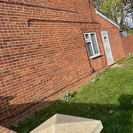 Travel Legend Stays 1 Bedroom Place With Hot Tub Farnham Royal المظهر الخارجي الصورة