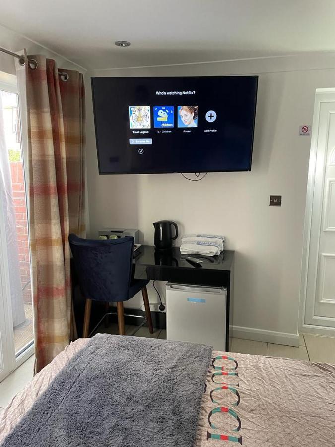 Travel Legend Stays 1 Bedroom Place With Hot Tub Farnham Royal المظهر الخارجي الصورة